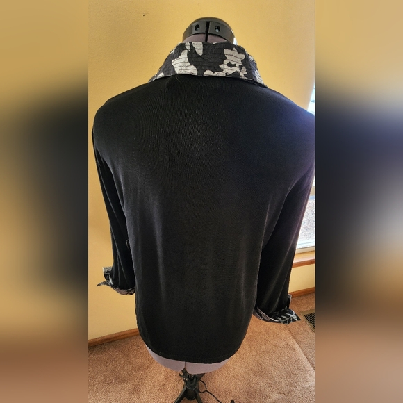 Chico's Travelers Shirt Women's Size L Black Floral Print Stretch Knit Blouse - Picture 4 of 5